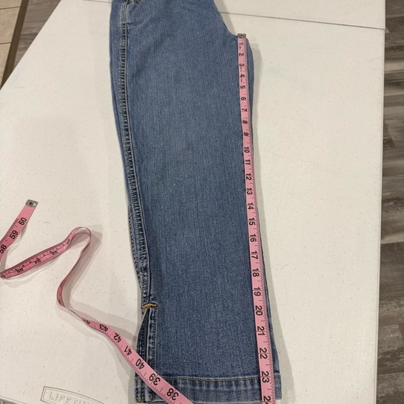 Levi's Classic Capris Medium Wash Cropped Jeans 5-pocket Women's Size 8 - Picture 8 of 13